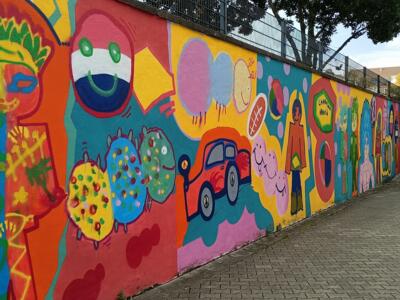 Long mur collectif aux couleurs pop — Street art à Düsseldorf