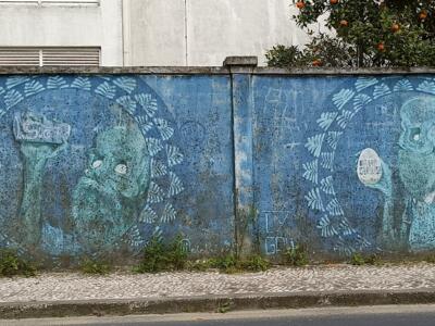 Médaillons bleus à la couronne de laurier — Street art à Lisboa