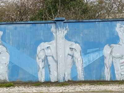 Trois corps esquissés au trait blanc — Street art à Lisboa