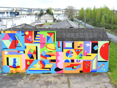 Géométries pop sur un hangar — Street art de 2Shy à Caen
