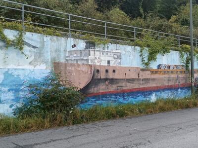 Cargo ship on the lock wall — Street art in Saint-Brieuc