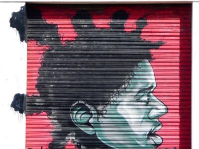 Galerie de portraits, le volet rouge — Street art de Deuz à Bayonne
