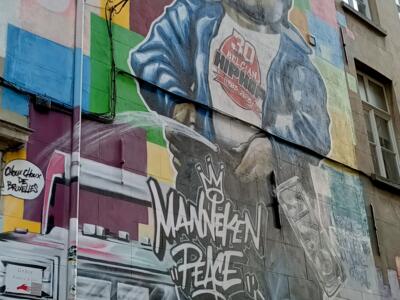 Manneken Peace par H.M.I. — Street art de H.M.I. à Bruxelles