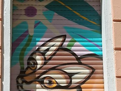 Félin géométrique du volet — Street art à Berlin