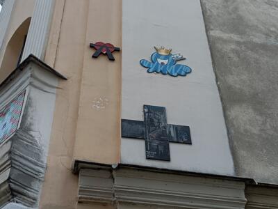 Pieuvre couronnée et croix de Monsieur Plus — Street art de A2, Monsieur plus à Paris
