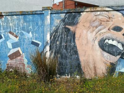 Burst of laughter under a hat — Street art in Lisboa