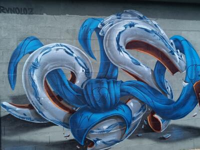 Nœud de rubans bleus par Brvnoloz — Street art de Bruno Loz Santos à Almada