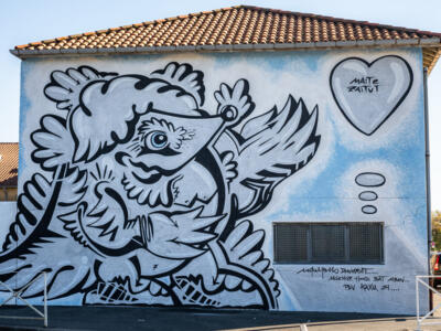 Maite zaitut, Mikel Pollo Daverat's hen — Street art by Mikel Pollo Daverat in Bayonne