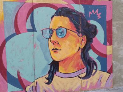 Femme à lunettes sur panneaux de bois — Street art à Nantes