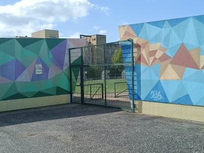 Fresques polygonales à l'entrée d'école — Street art à Lisbon
