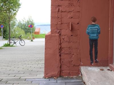 L'homme au pull turquoise — Street art de Helen Bur à Stavanger