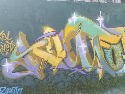 Wildstyle doré au fantôme couronné — Street art à Berlin