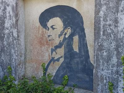 Portrait d'homme en chapeau noir — Street art à Carnac