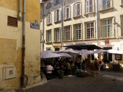 AVI_30, Space Invader on 1–11 Rue des Trois Carreaux — Street art by Invader in Avignon