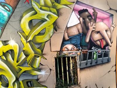 Lettrage jaune et balcon en trompe-l'oeil — Street art de Ador à Nantes