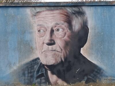 Portrait d'un ancien en chemise à carreaux — Street art à Lisboa