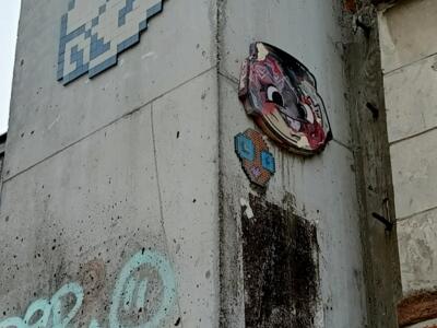 Vague pixelisée en carreaux bleus — Street art de Invader, Fast Freak à Bruxelles