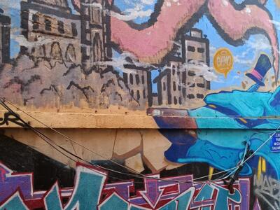 Pieuvre rose sur Marseille par Gamo — Street art de Gamo à Marseille