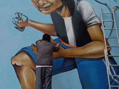Garçon aux oreilles de lapin en cours — Street art à Paimpol