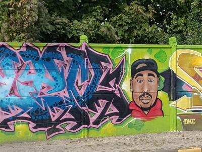 Portrait de 2Pac et lettrage bleu et rose — Street art à Reims