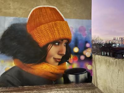 Jeune femme buvant un café — Street art de Kseniia Kokel à Krasnodar