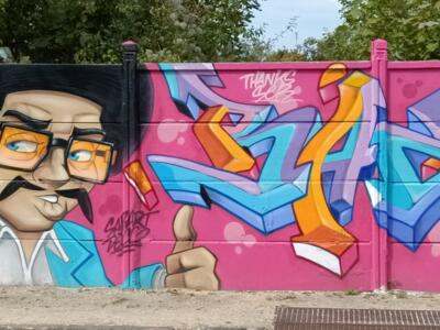 Homme au chapeau et lettrage Shak — Street art à Reims