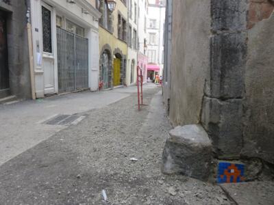 CLR_07, Space Invader de la rue des Chaussetiers — Street art de Invader à Clermont-Ferrand