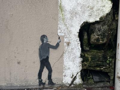 Le p'tit zom qui repeint le mur, par Ender — Street art de Ender à Bayonne