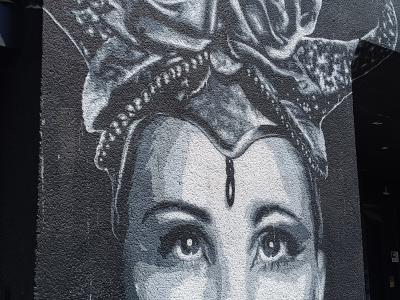 Femme à la coiffe de roses — Street art à Berlin