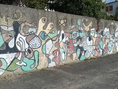 Composition abstraite biomorphique sur mur — Street art à Lisbon