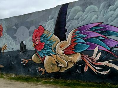 Combat de coqs sur ciel de nuages — Street art de MS Ketam, Fredy Klit à Almada