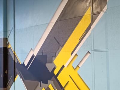 Volumes gris et jaunes en diagonale — Street art de Marc C. Woehr à Düsseldorf