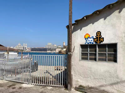 MARS_32, Space Invader on 4 Esplanade du Pharo — Street art by Invader in Marseille