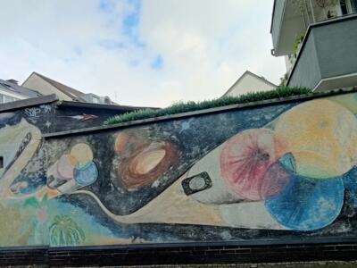 Pastel planets on Thielenstraße — Street art in Köln