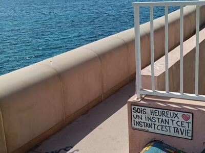 Be happy for a moment, Corniche — Street art by Un Coeur de Plus in Marseille