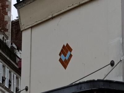 Losange en mosaïque brune et bleue — Street art à Paris
