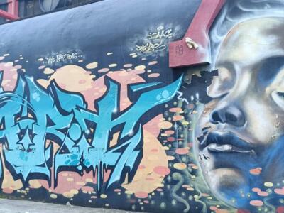 Wildstyle bleu et visage aux larmes — Street art à Marseille