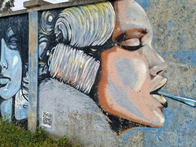 Trois visages et le pinceau entre les dents — Street art à Lisboa