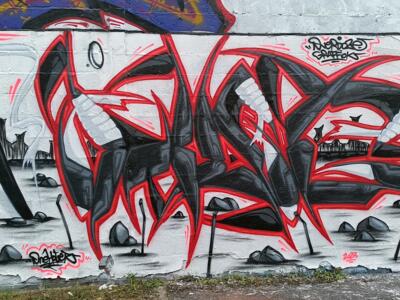 Lettrage rouge et noir aux couteaux — Street art à Reims