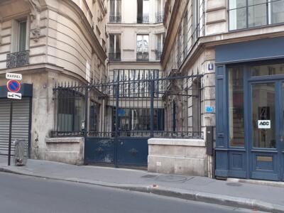 PA_724, Space Invader on 4 Rue Papillon — Street art by Invader in Paris