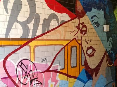 Pop art au métro jaune — Street art à Berlin