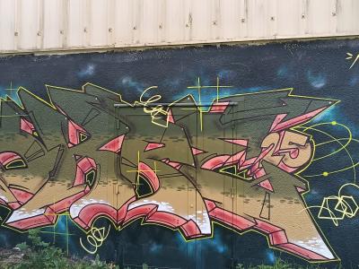 Lettrage kaki sur ciel étoilé — Street art à Sainte-Luce-sur-Loire