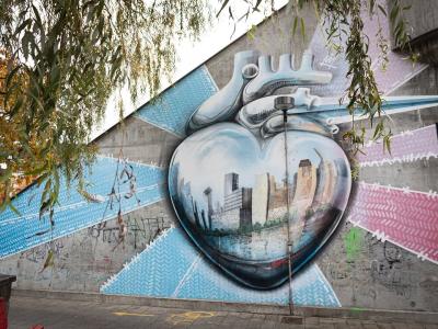 Cœur chromé « It's all luv » — Street art de QueenKong à Luzern