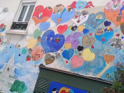 Envolée de cœurs au-dessus du Sacré-Cœur — Street art à Paris