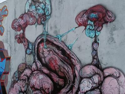 Excroissances organiques rose et turquoise — Street art à Almada