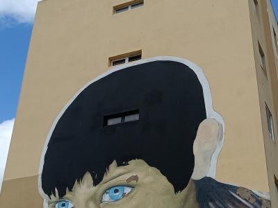 Grand Portrait aux Yeux Bleus — Street art de ÔJE à Lisbon