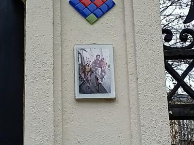 Losange bleu et rouge sur pilastre — Street art à Paris
