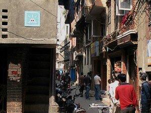 KAT_04, Space Invader de Lyakusa galli — Street art de Invader à Kathmandu