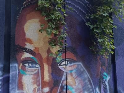 Purple Smile under the Ivy — Street art in Bruxelles