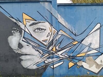 Visage fragmenté en éclats jaunes — Street art de Skran à Lisboa